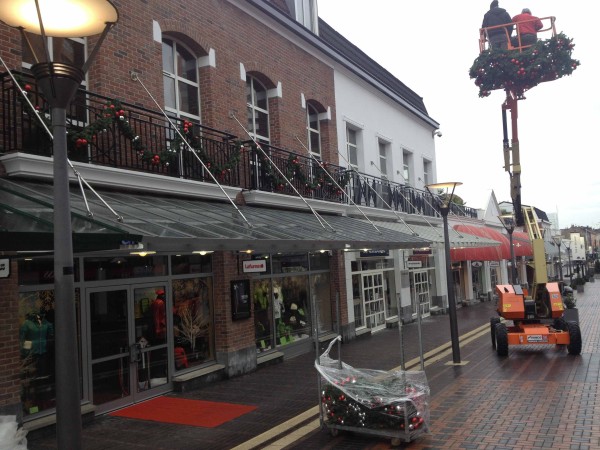 Installation décorations Noël rue commerçante